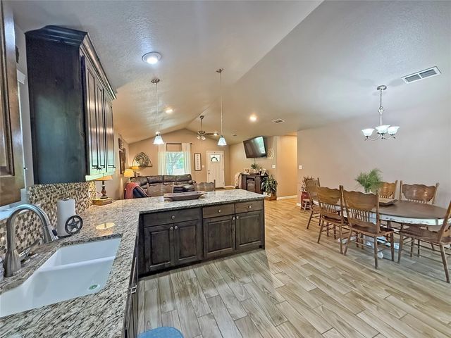 288 Nursery DR, Lexington, TX 78947