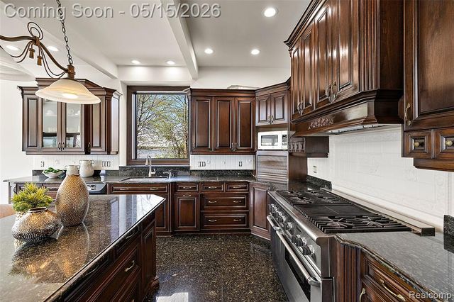 985 James K Boulevard, Pontiac, MI 48341
