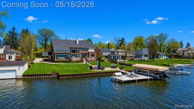 985 James K Boulevard, Pontiac, MI 48341