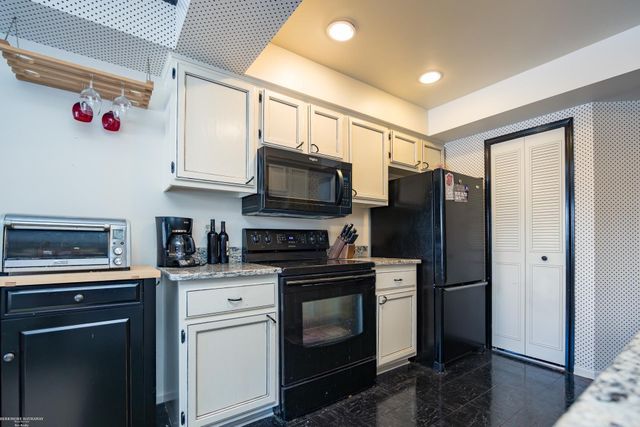 314 Meadow Bridge Drive, Rochester Hills, MI 48307