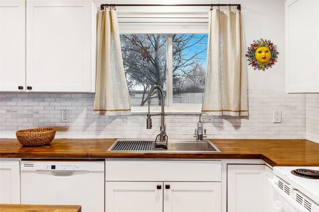 326 W 8th St, Warden, WA 98857