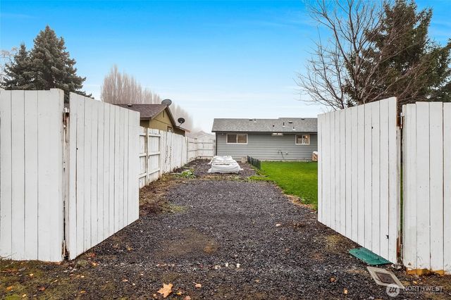 326 W 8th St, Warden, WA 98857