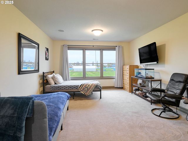 2474 Meridian Dr, Woodburn, OR 97071