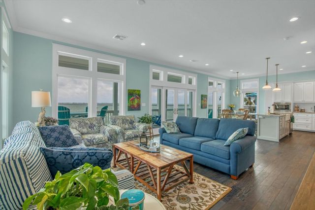 1303 Blue Heron Street, Bayou Vista, TX 77563