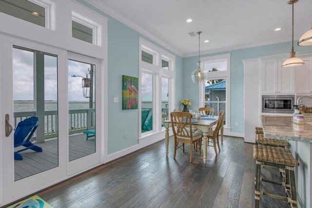 1303 Blue Heron Street, Bayou Vista, TX 77563