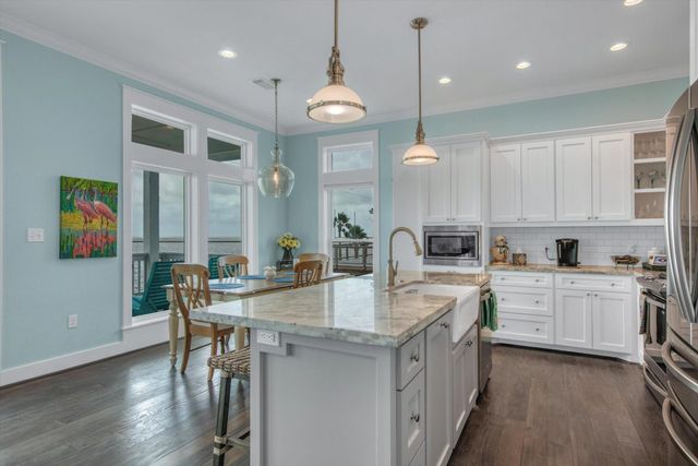 1303 Blue Heron Street, Bayou Vista, TX 77563