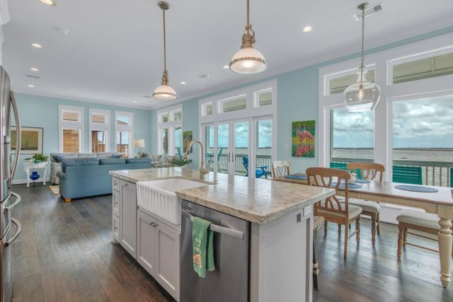 1303 Blue Heron Street, Bayou Vista, TX 77563