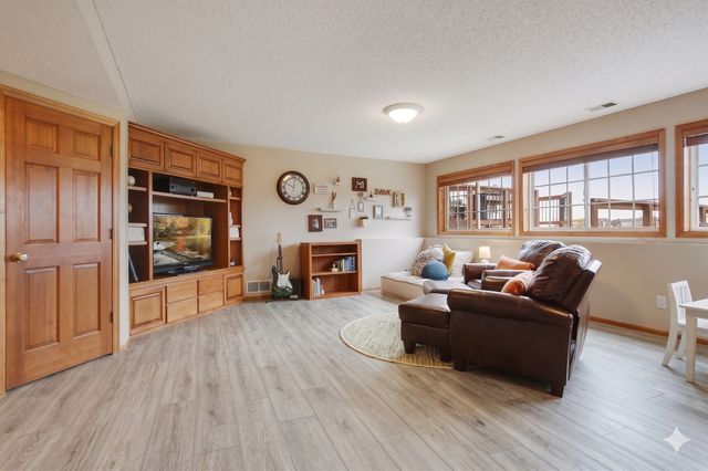 1575 Windsor Drive S, Shakopee, MN 55379