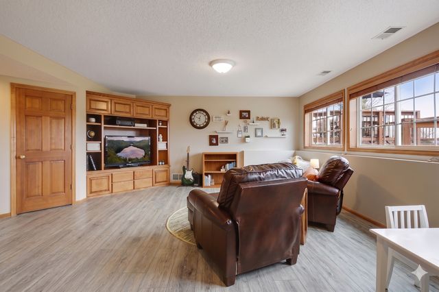 1575 Windsor Drive S, Shakopee, MN 55379