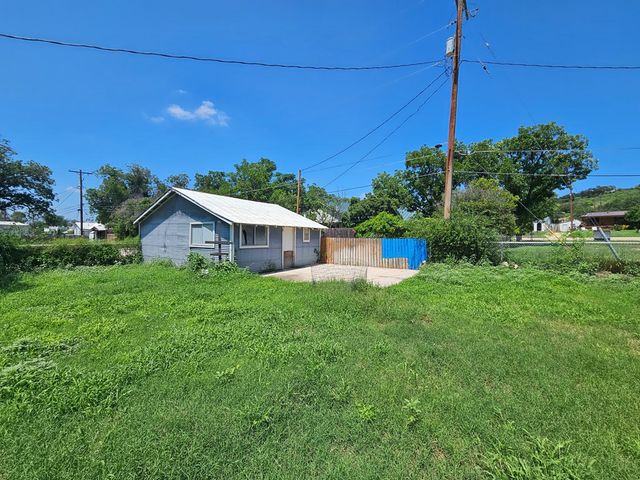 1011 Crockett Street, Sonora, TX 76950