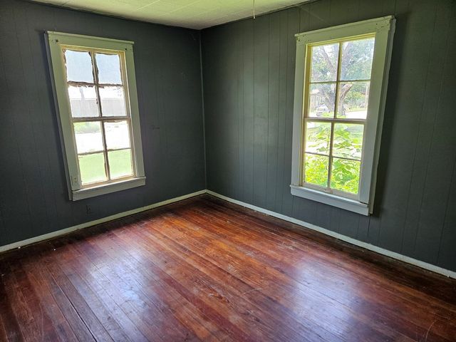 1011 Crockett Street, Sonora, TX 76950