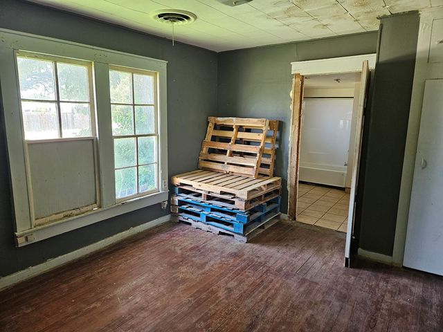 1011 Crockett Street, Sonora, TX 76950