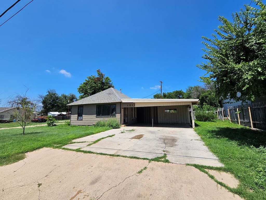 1011 Crockett Street, Sonora, TX 76950