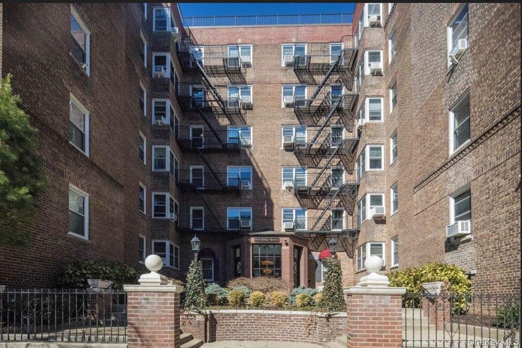 9945 67TH Road 321, Forest Hills, NY 11375