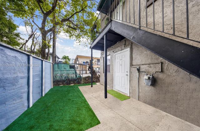 1035 NW 4th St, Miami, FL 33128