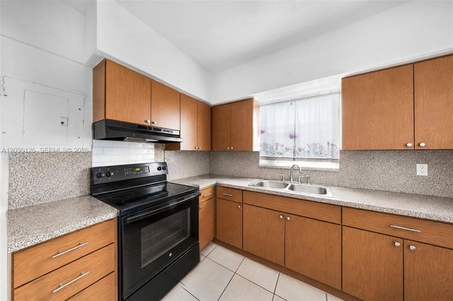 1035 NW 4th St, Miami, FL 33128