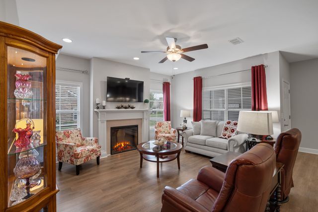 2436 Stonecenter Ln, Murfreesboro, TN 37128