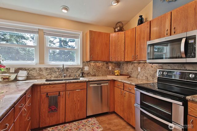 2130 Fairway Lane, Oak Harbor, WA 98277