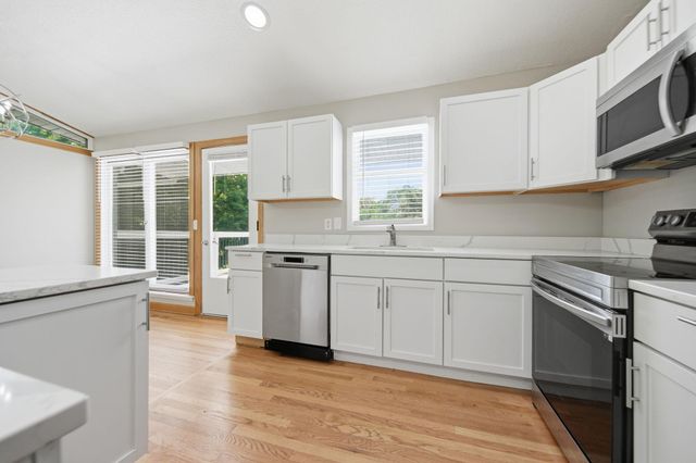 1475 Valley Drive, Burnsville, MN 55337