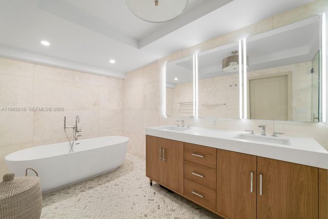 5600 Collins Ave PH D, Miami Beach, FL 33140