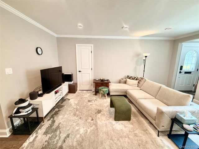 54 Glen Keith Road L, Glen Cove, NY 11542