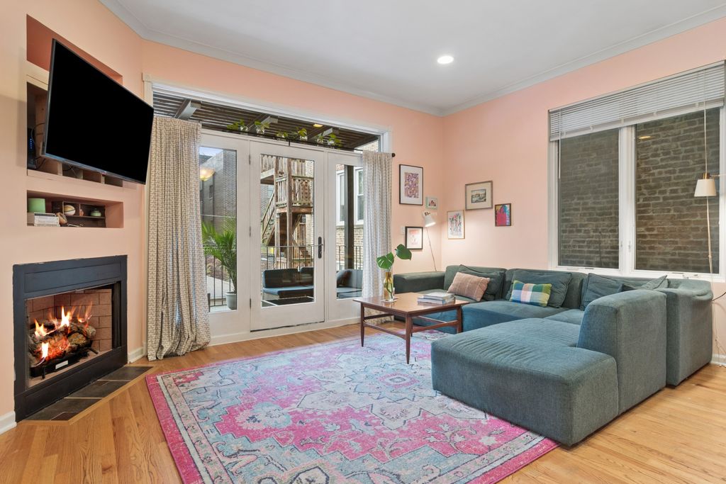 Image 2 of property listing at 1234 W Winnemac Avenue 4, Chicago, IL 60640