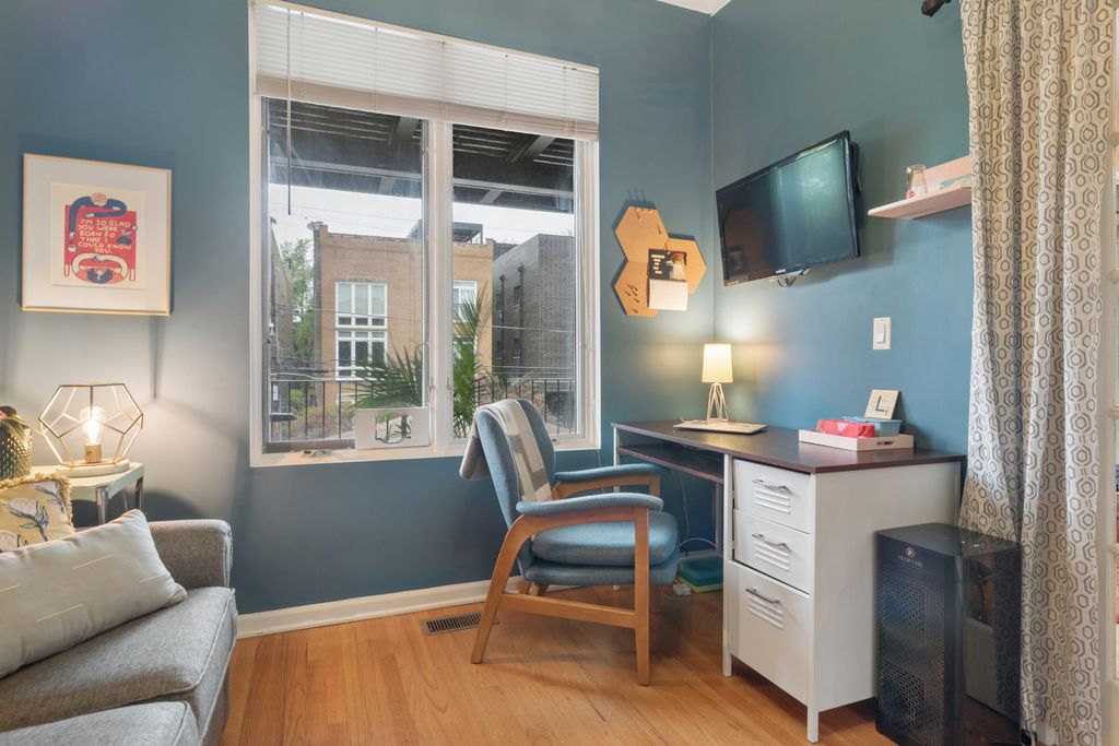 Image 11 of property listing at 1234 W Winnemac Avenue 4, Chicago, IL 60640