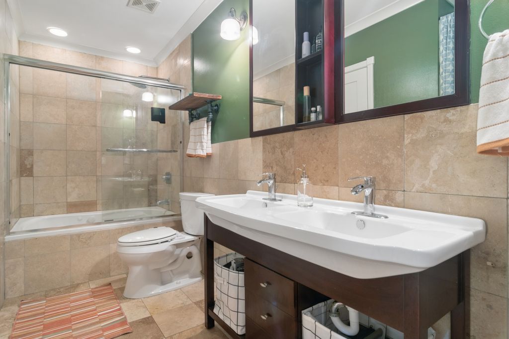 Image 12 of property listing at 1234 W Winnemac Avenue 4, Chicago, IL 60640