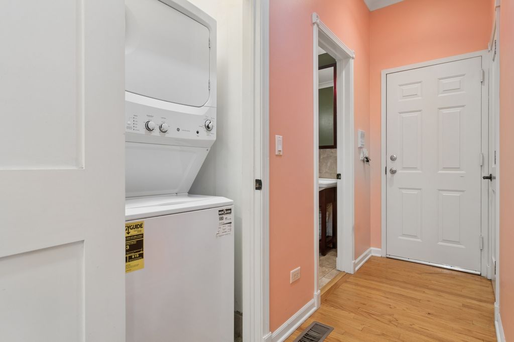 Image 13 of property listing at 1234 W Winnemac Avenue 4, Chicago, IL 60640