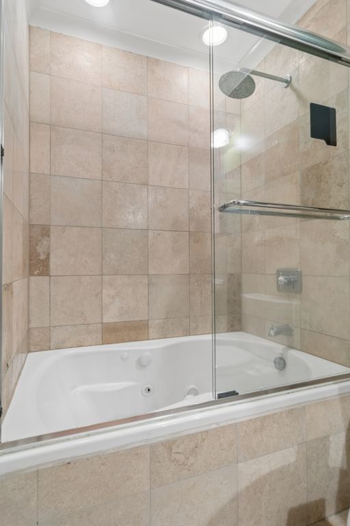Image 14 of property listing at 1234 W Winnemac Avenue 4, Chicago, IL 60640