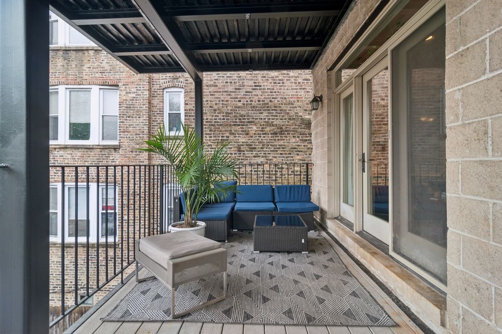 Image 15 of property listing at 1234 W Winnemac Avenue 4, Chicago, IL 60640