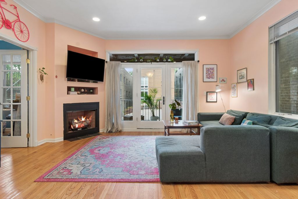Image 3 of property listing at 1234 W Winnemac Avenue 4, Chicago, IL 60640