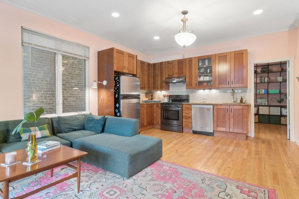 Image 4 of property listing at 1234 W Winnemac Avenue 4, Chicago, IL 60640