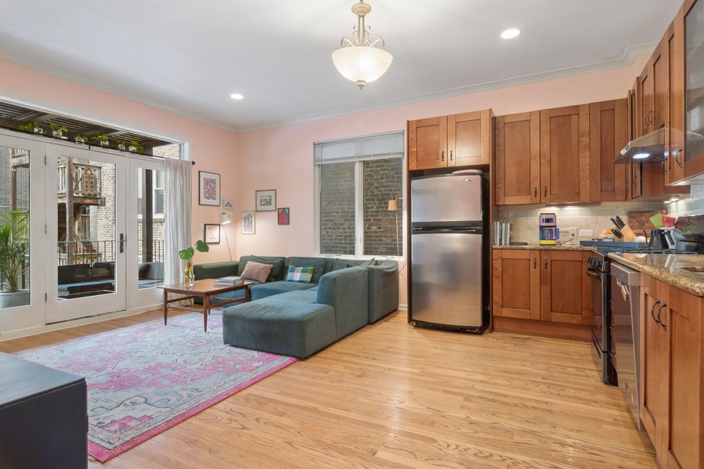 Image 5 of property listing at 1234 W Winnemac Avenue 4, Chicago, IL 60640