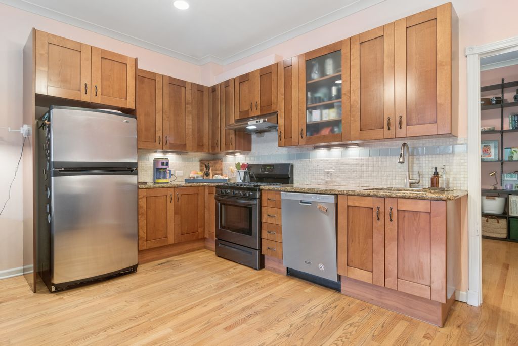 Image 6 of property listing at 1234 W Winnemac Avenue 4, Chicago, IL 60640