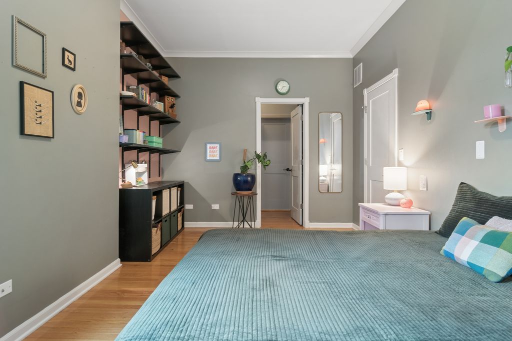 Image 7 of property listing at 1234 W Winnemac Avenue 4, Chicago, IL 60640