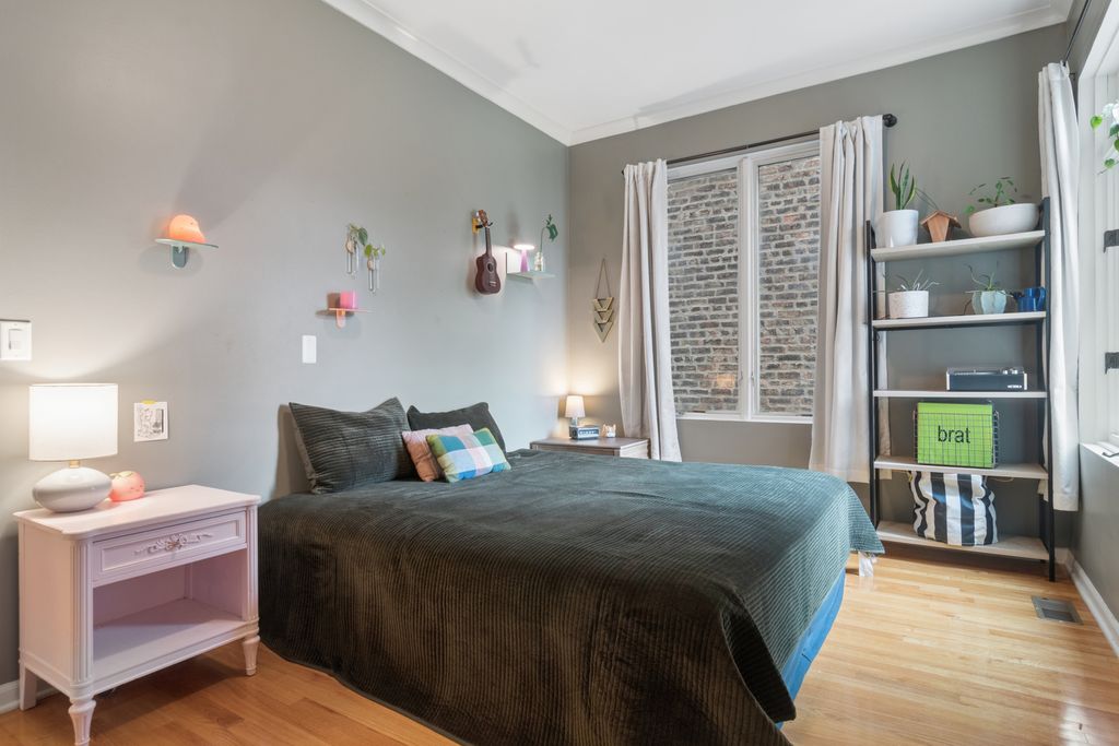Image 8 of property listing at 1234 W Winnemac Avenue 4, Chicago, IL 60640