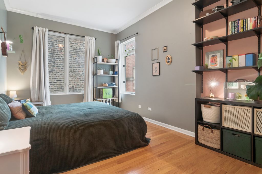 Image 9 of property listing at 1234 W Winnemac Avenue 4, Chicago, IL 60640