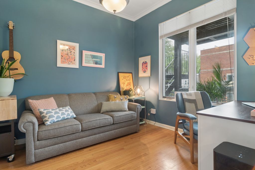 Image 10 of property listing at 1234 W Winnemac Avenue 4, Chicago, IL 60640