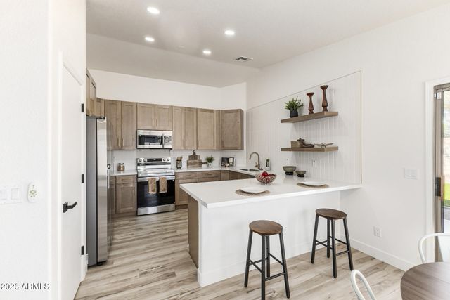 6210 W SOUTHGATE Street, Phoenix, AZ 85043