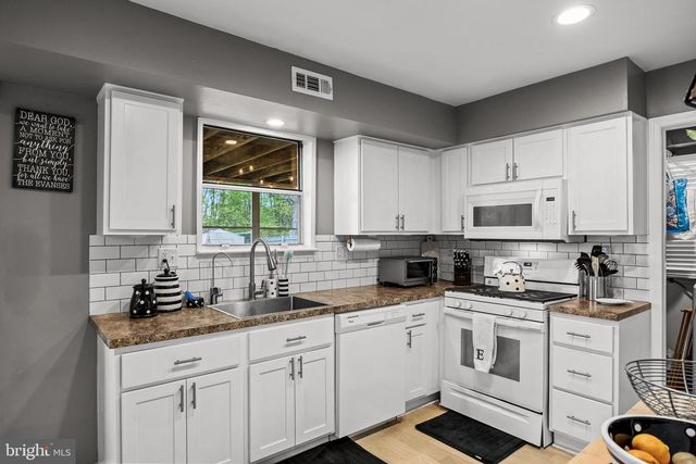 71 EDINBURGH RD, Blackwood, NJ 08012