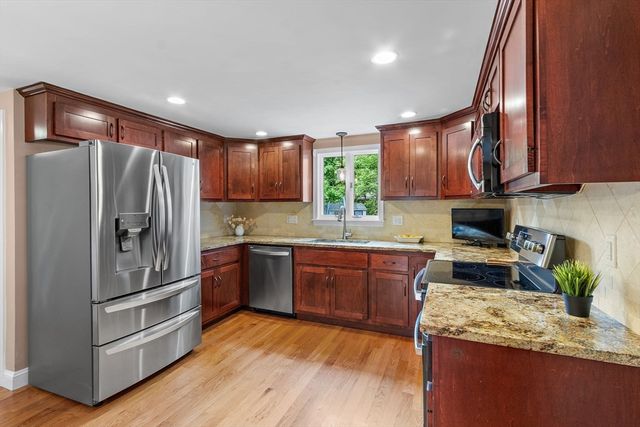 61 Pine Ridge Dr, Franklin, MA 02038