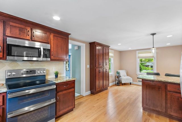 61 Pine Ridge Dr, Franklin, MA 02038