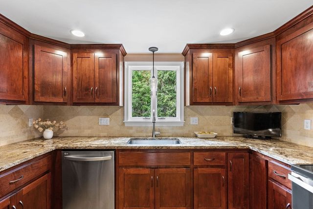 61 Pine Ridge Dr, Franklin, MA 02038