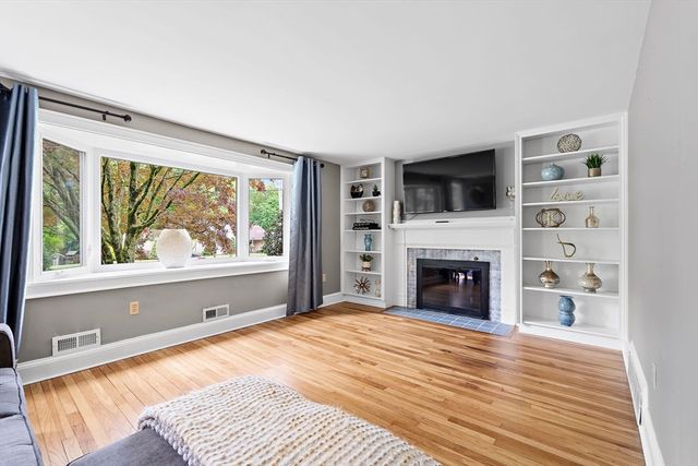 61 Pine Ridge Dr, Franklin, MA 02038