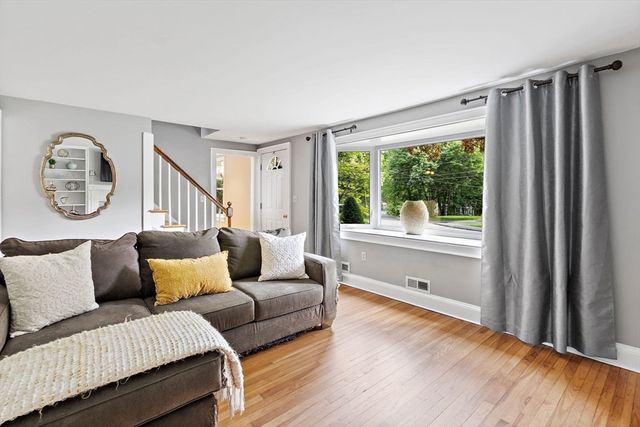 61 Pine Ridge Dr, Franklin, MA 02038