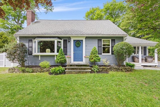 61 Pine Ridge Dr, Franklin, MA 02038