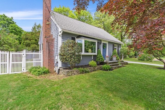 61 Pine Ridge Dr, Franklin, MA 02038