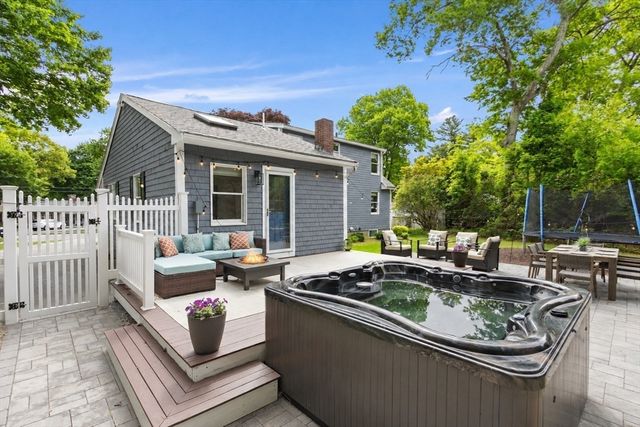 61 Pine Ridge Dr, Franklin, MA 02038