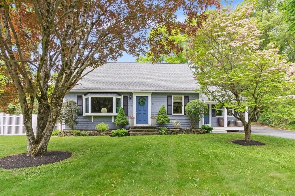 61 Pine Ridge Dr, Franklin, MA 02038